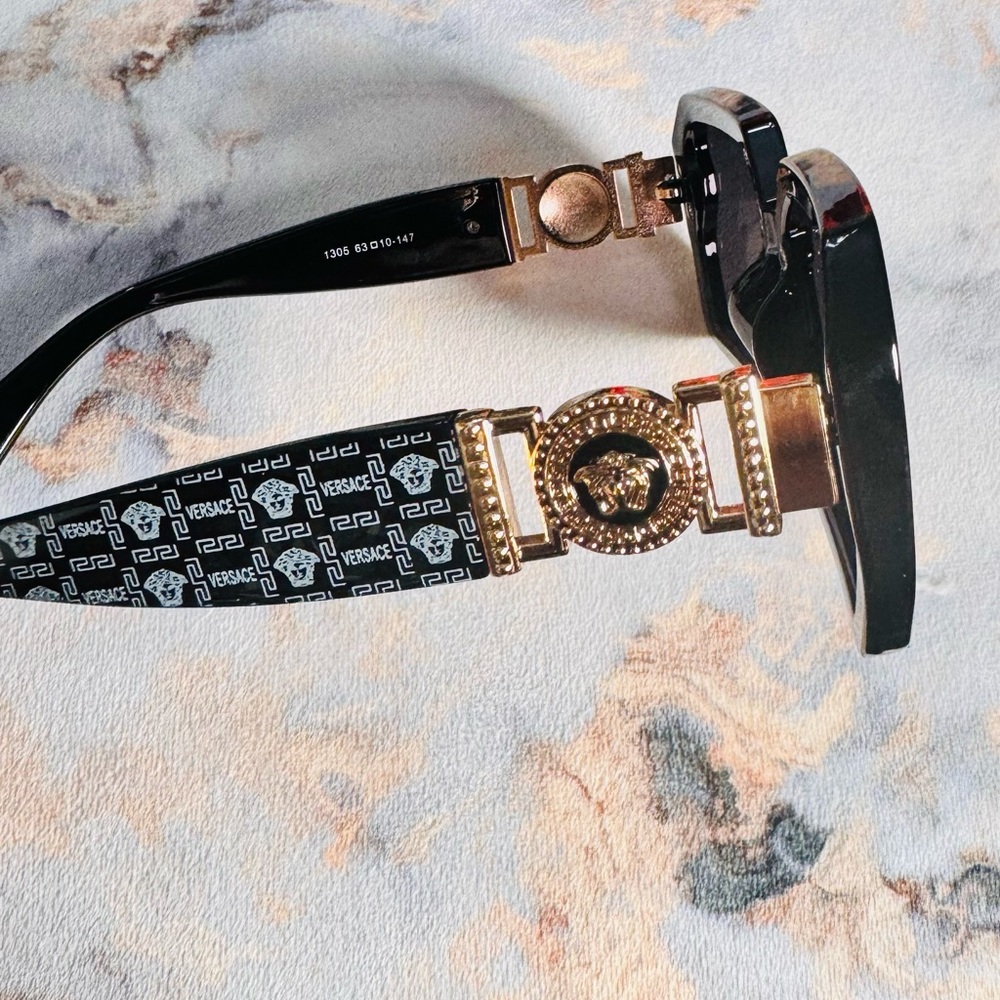 Gorgeous Versace Medusa Biggie - Picture 6 of 6